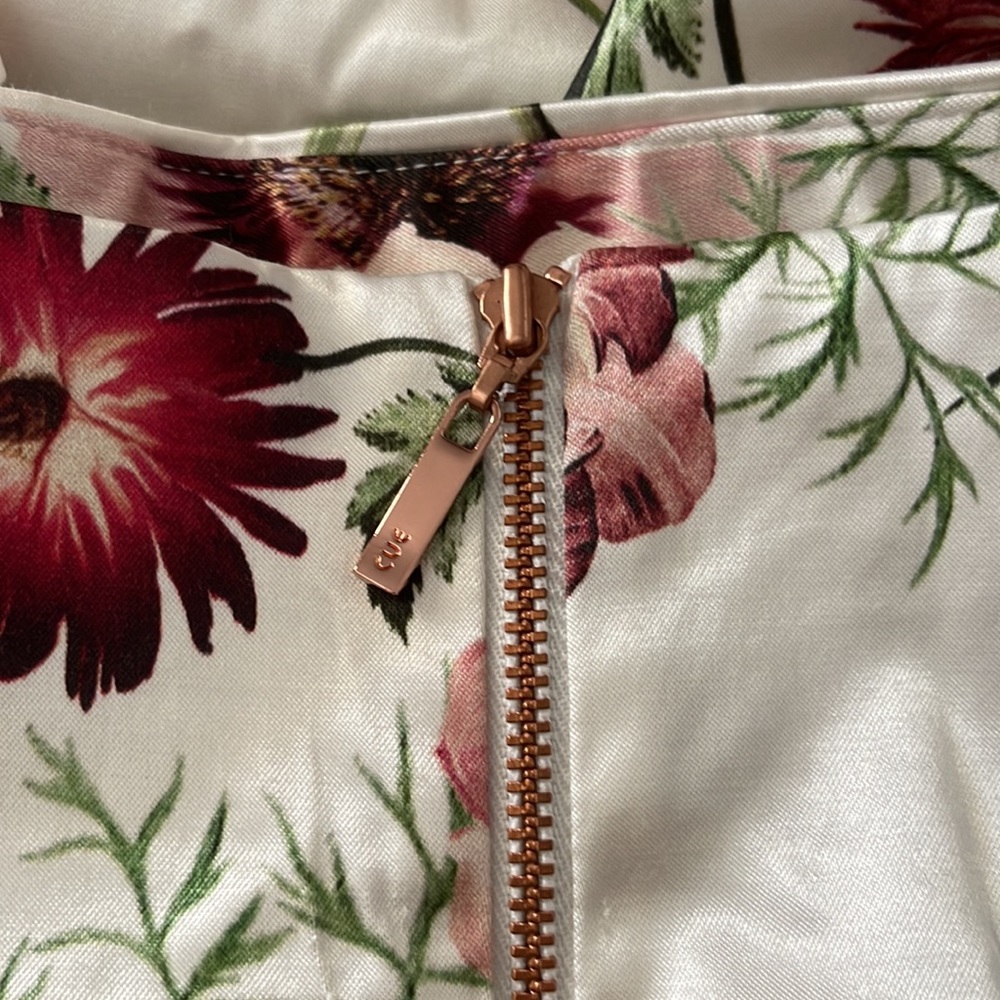 CUE floral skirt size 12 over the knee worn once original price $259 - Picture 5 of 5